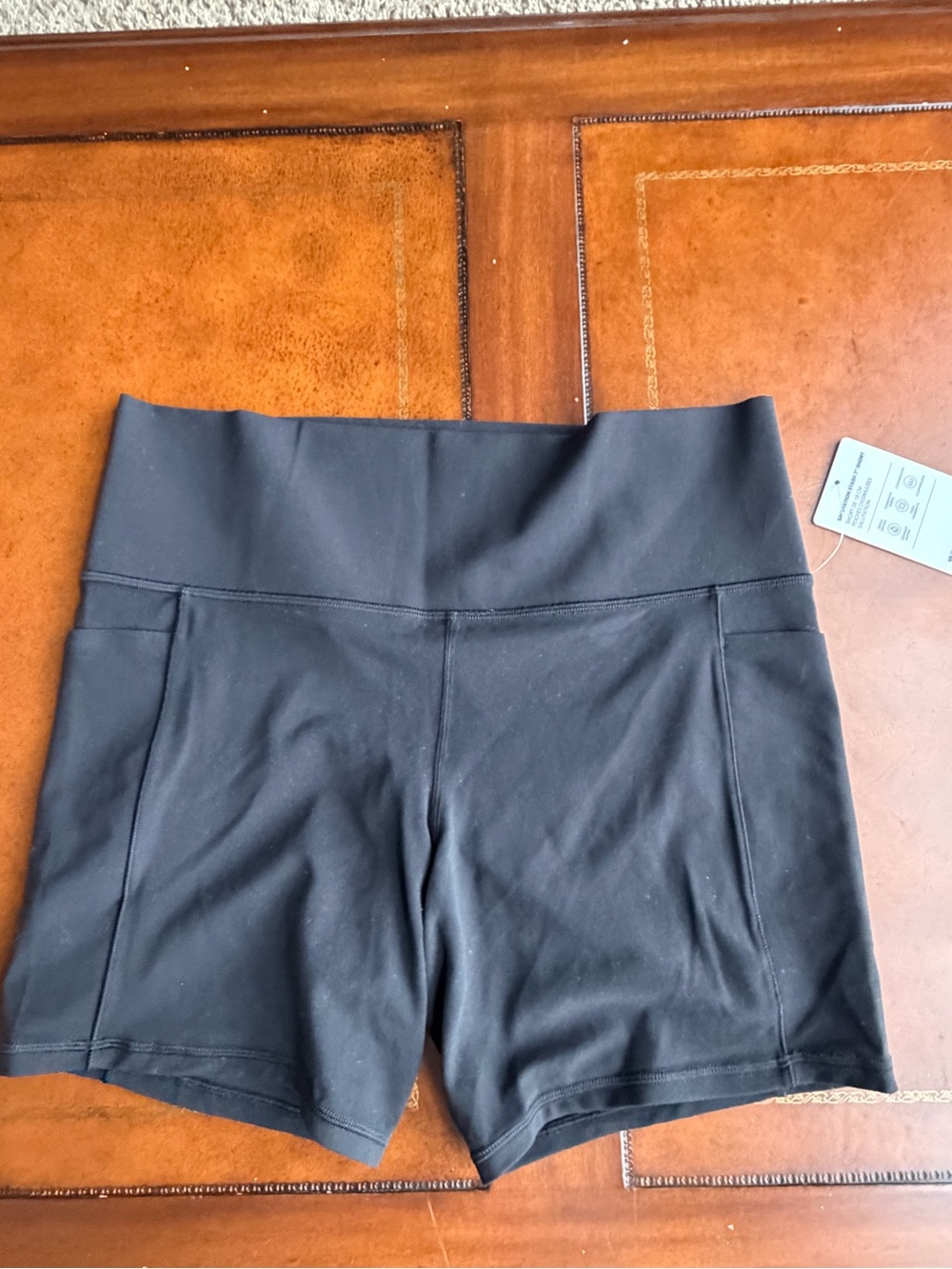 Athleta Black Salutation Stash 7" Short NWT
